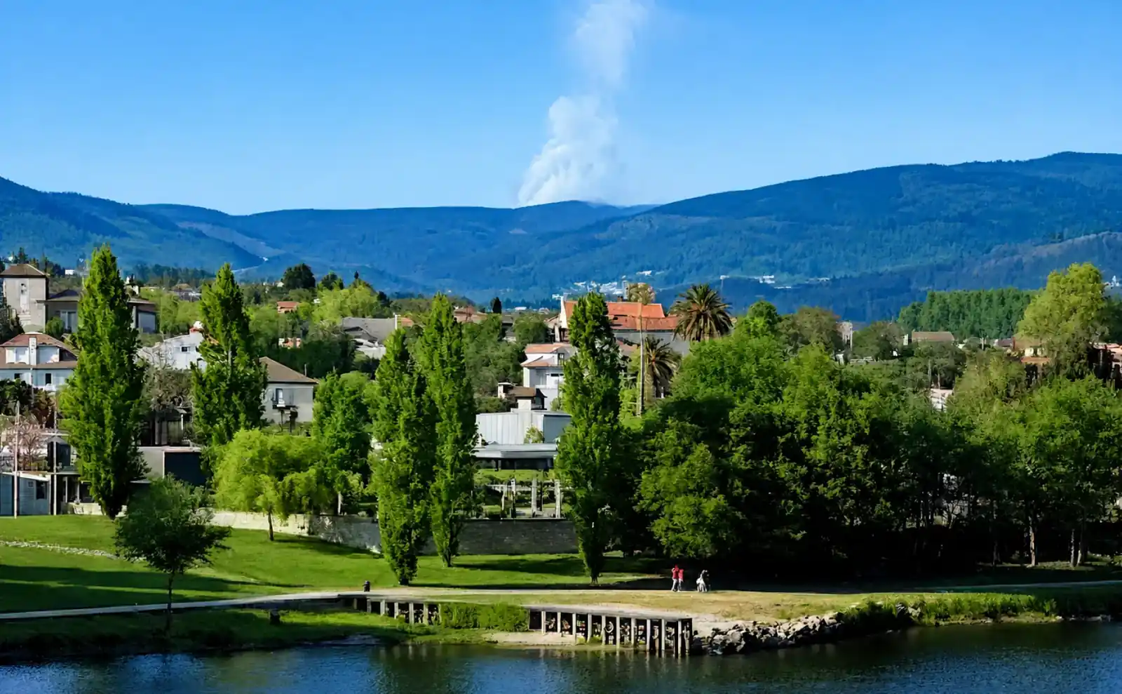 O Rio Minho, o parque ribeirinho e as montanhas junto a Vila Nova de Cerveira