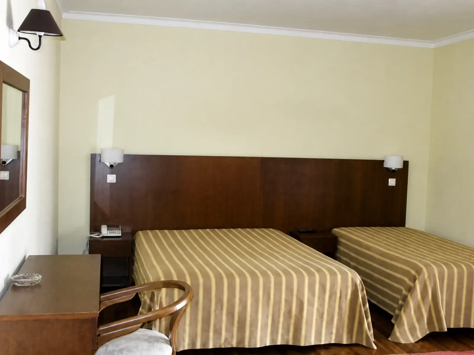 Quarto familiar com cama de casal e uma cama individual adicional