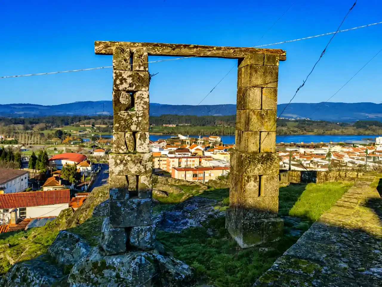Portão de pedra acima de Vila Nova de Cerveira, com vista sobre os telhados até ao Rio Minho