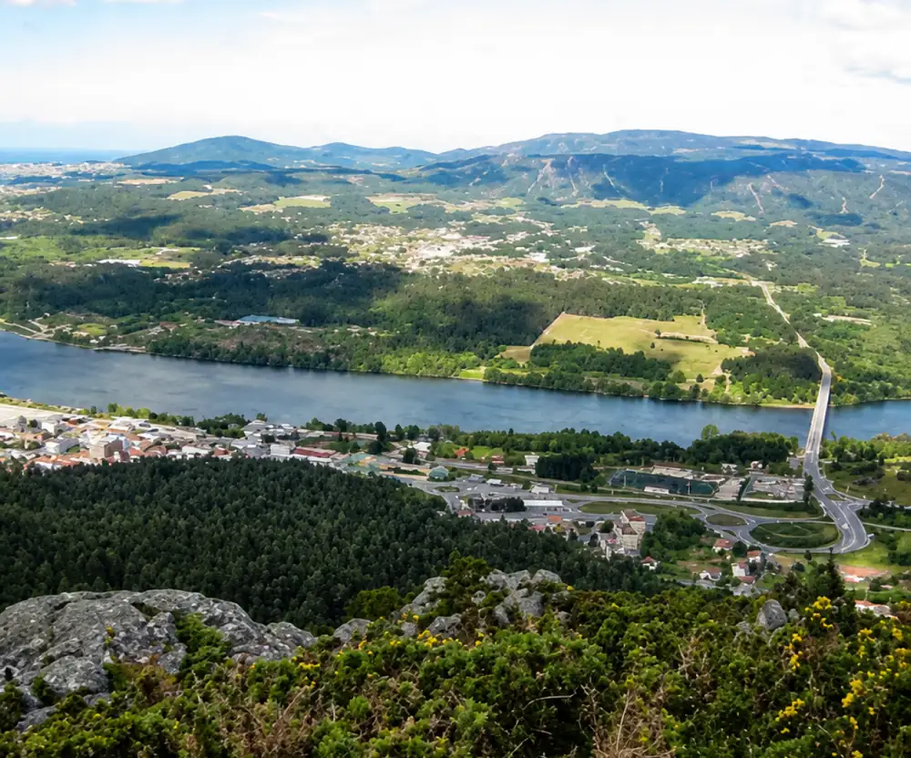 O vale do Minho visto de um monte acima de Vila Nova de Cerveira, com o rio e as colinas