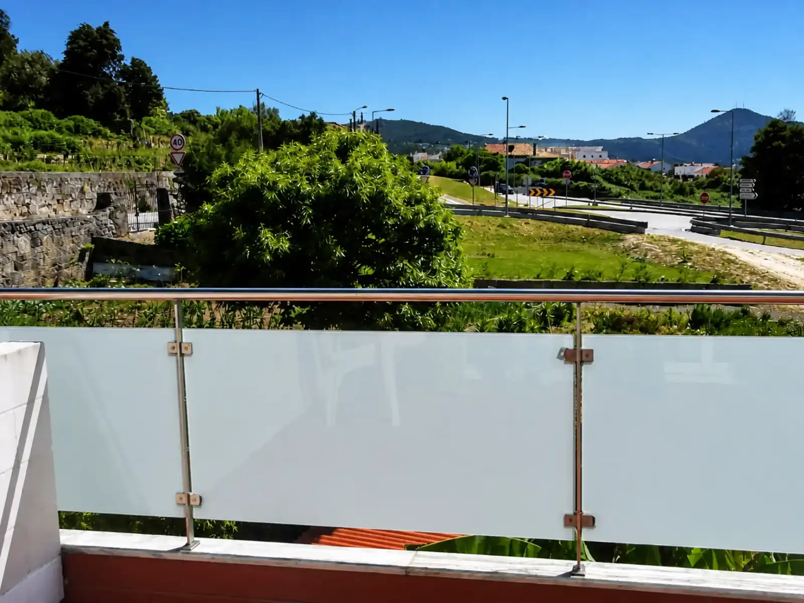 Vista de uma varanda do hotel sobre a vegetação e as colinas de Vila Nova de Cerveira
